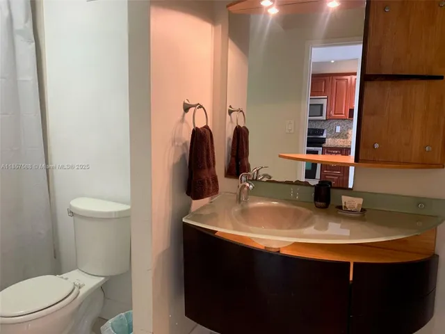 $2,300 | 100 Lincoln Road, Unit 316, Miami Beach, FL 33139