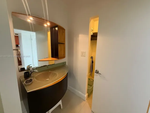 $2,300 | 100 Lincoln Road, Unit 316, Miami Beach, FL 33139