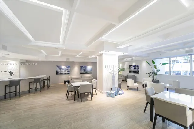 $2,300 | 100 Lincoln Road, Unit 316, Miami Beach, FL 33139