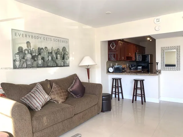 $2,300 | 100 Lincoln Road, Unit 316, Miami Beach, FL 33139