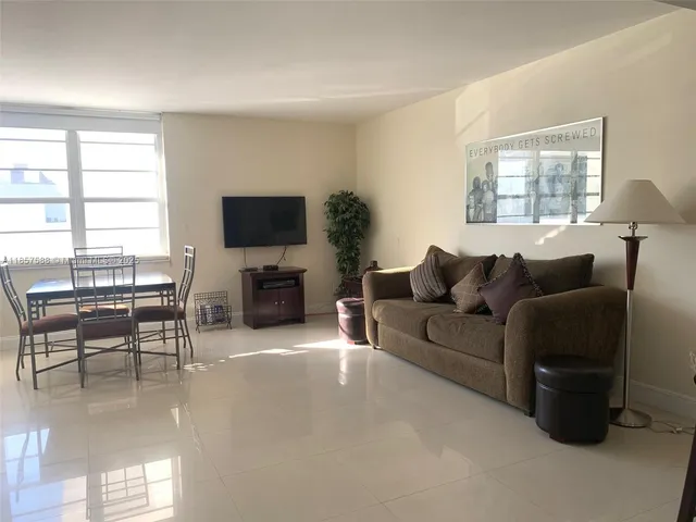 $2,300 | 100 Lincoln Road, Unit 316, Miami Beach, FL 33139