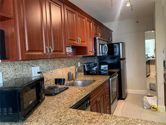 $2,300 | 100 Lincoln Road, Unit 316, Miami Beach, FL 33139