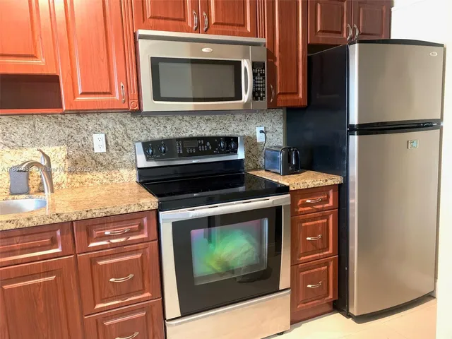 $2,300 | 100 Lincoln Road, Unit 316, Miami Beach, FL 33139