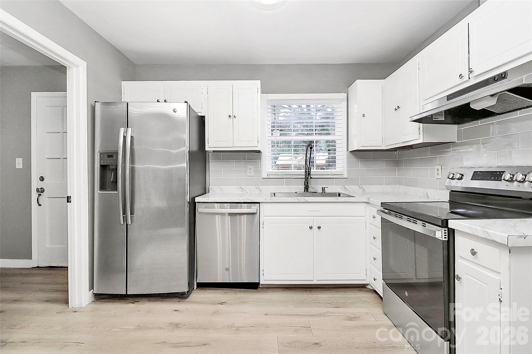 7118 April Ridge Lane Charlotte, NC 28215 - Photo 2 of 16