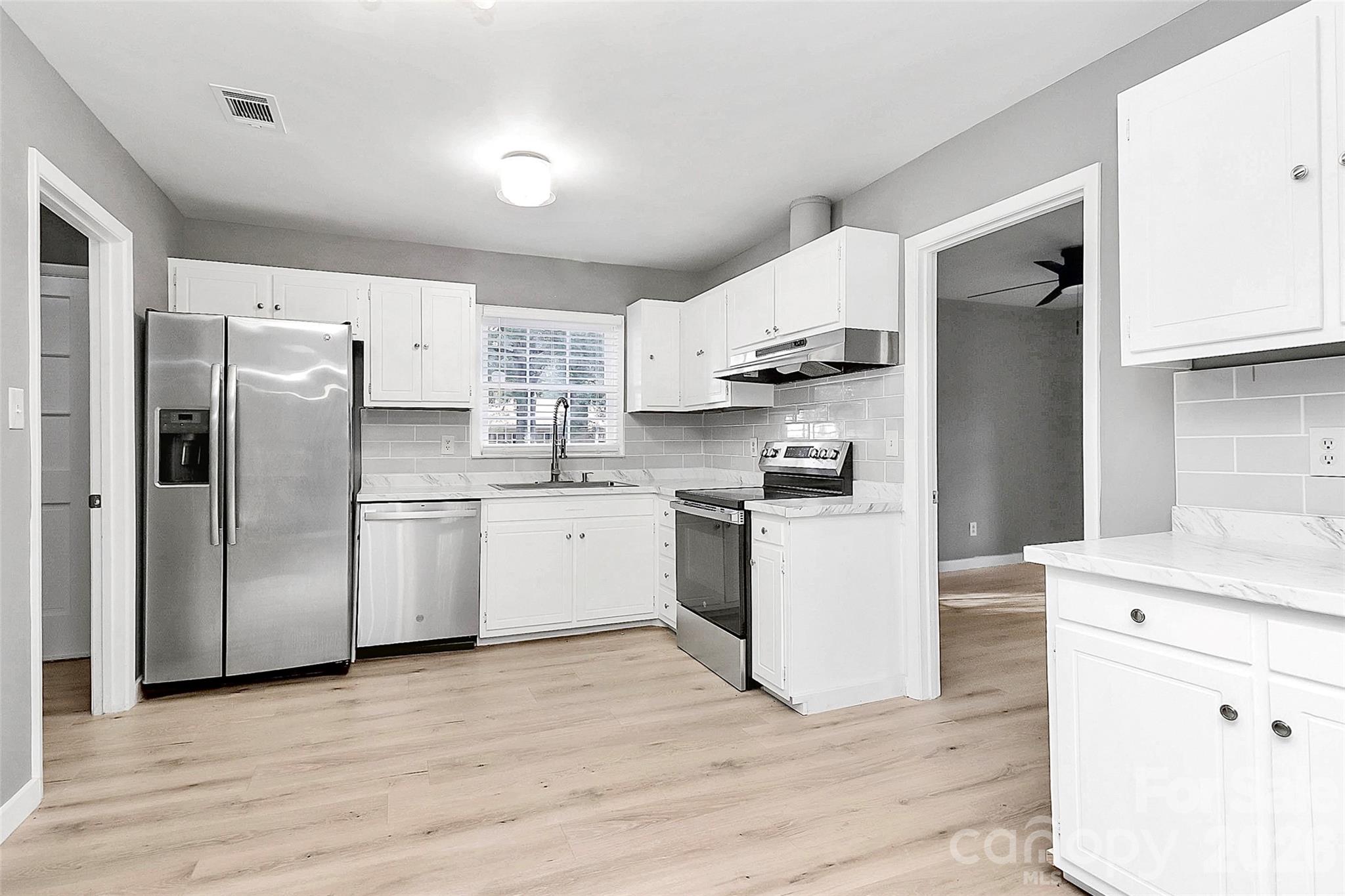 7118 April Ridge Lane Charlotte, NC 28215 - Photo 3 of 16