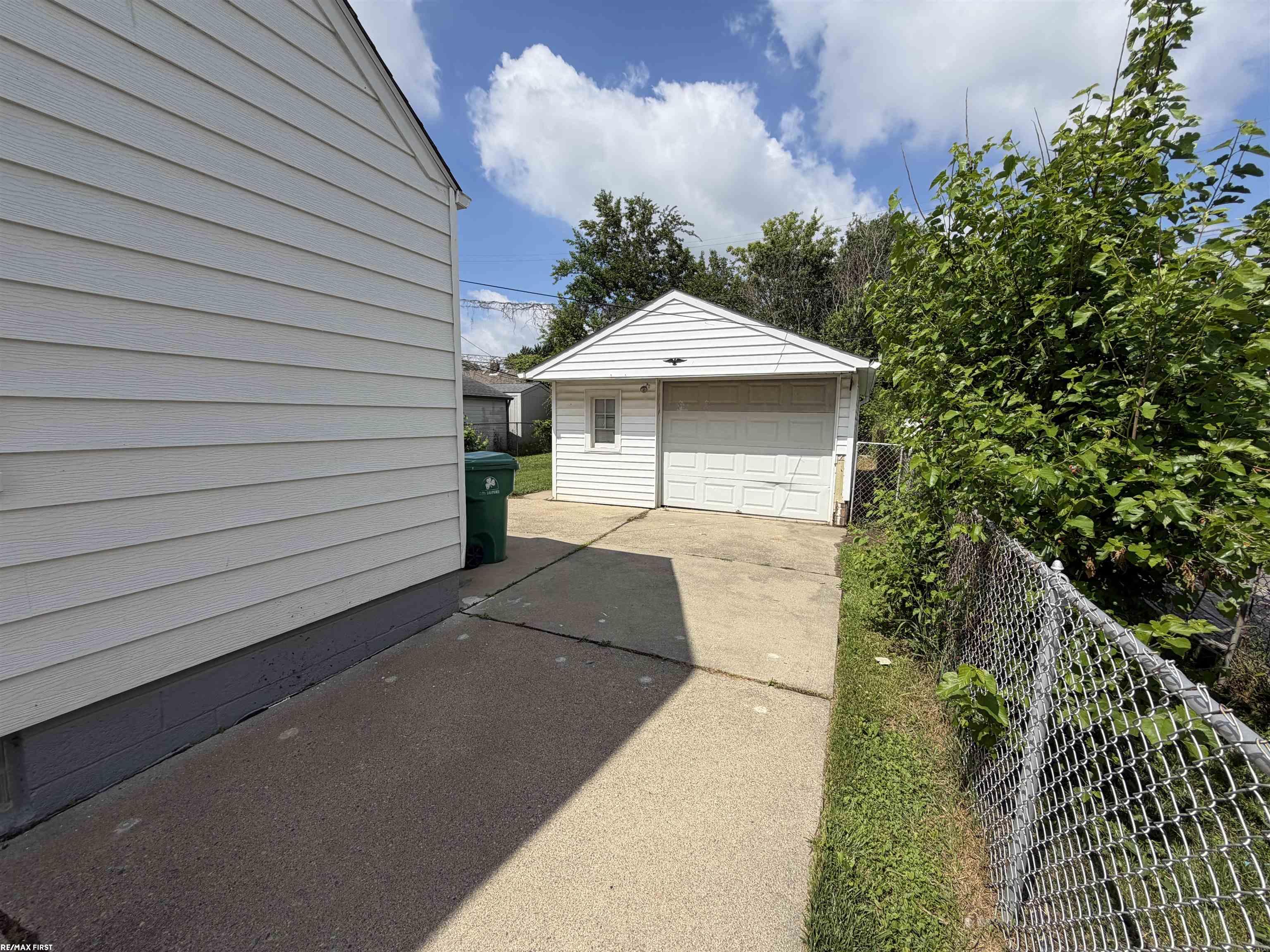 22829 Normandy Avenue Eastpointe, MI 48021 - Photo 5 of 35