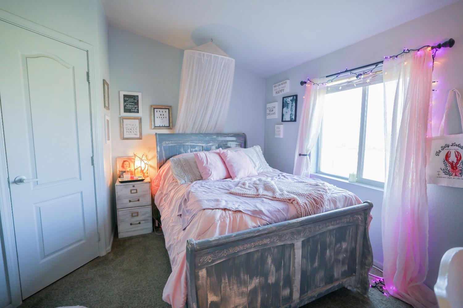 124 Wyer Road Arbuckle, CA 95912 - Photo 20 of 43 a bed sitting in a bedroom next to a window