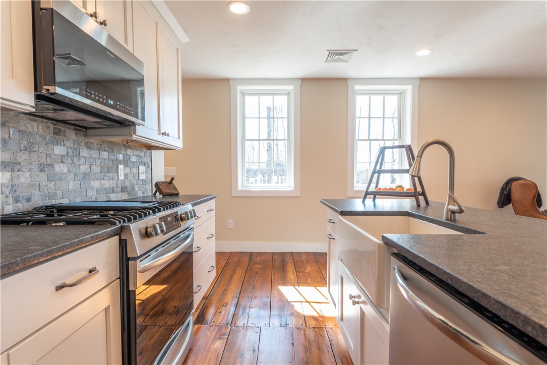 2211 Mendon Road Cumberland, RI 02864 - Photo 15 of 36