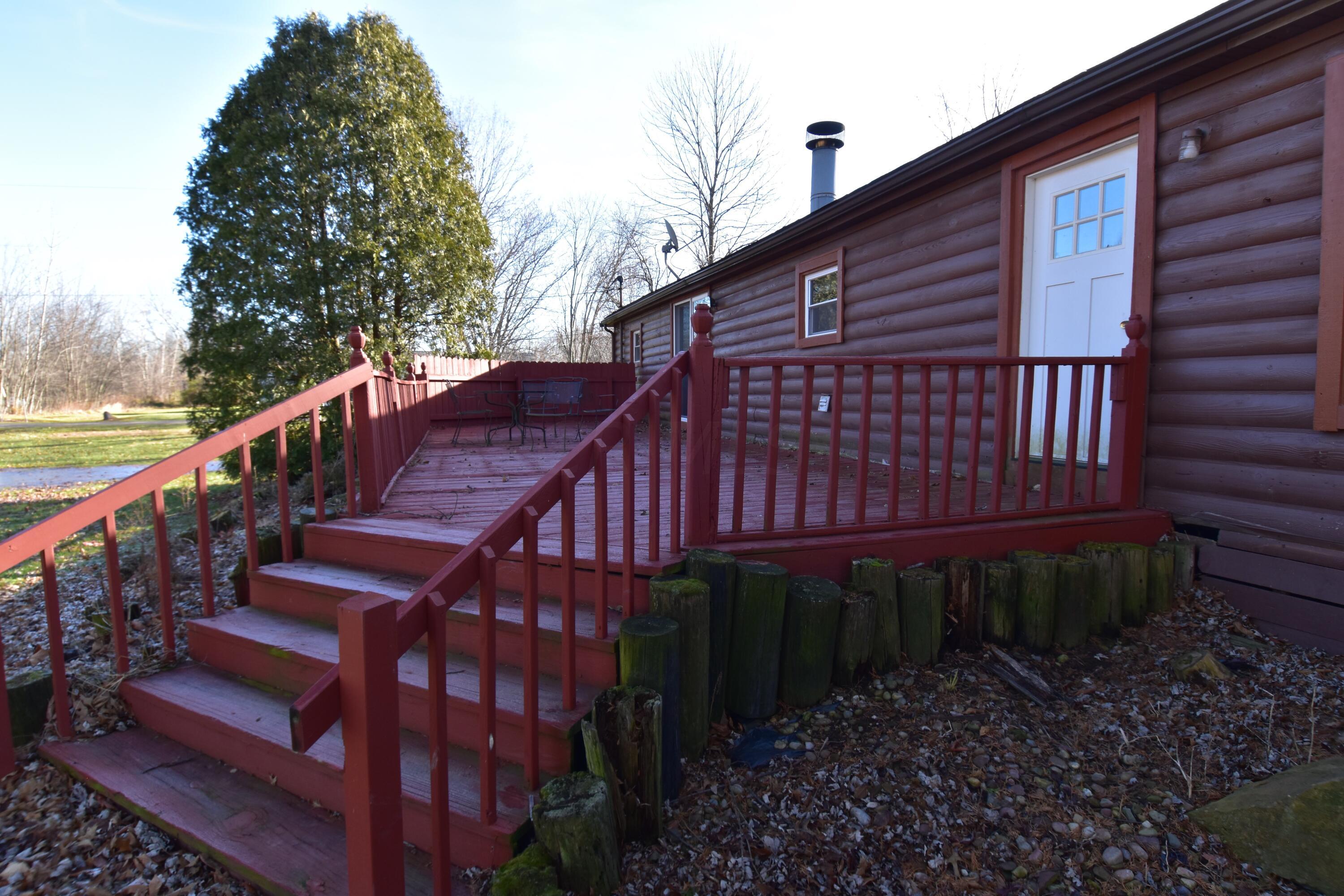 237 Sycamore Road Hebron, OH 43025 - Photo 9 of 23 Back Deck