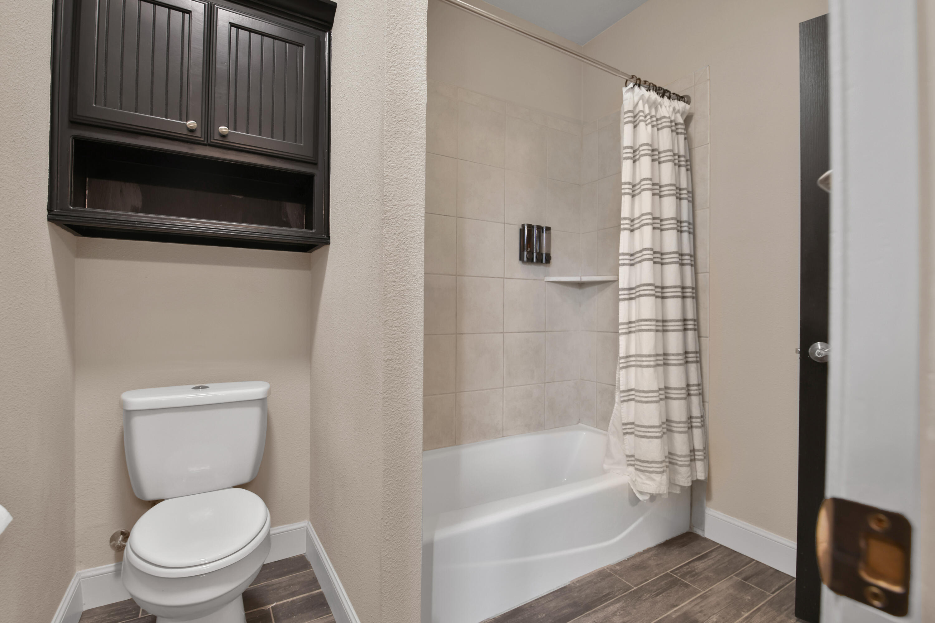 4701 109th Place Lubbock, TX 79424 - Photo 24 of 42 a bathroom with a toilet a sink and a bathtub