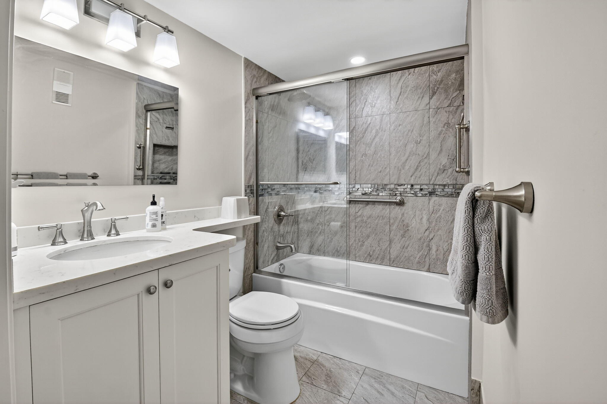 9877 Seacrest Circle, Unit 101 Boynton Beach, FL 33437 - Photo 26 of 39 Second Bathroom