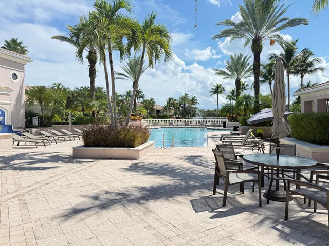 a view of entryway and hall yard