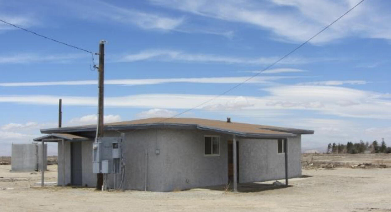 48801 97th Street East Lancaster, CA 93535 - Photo 10 of 14 a house with a outdoor space