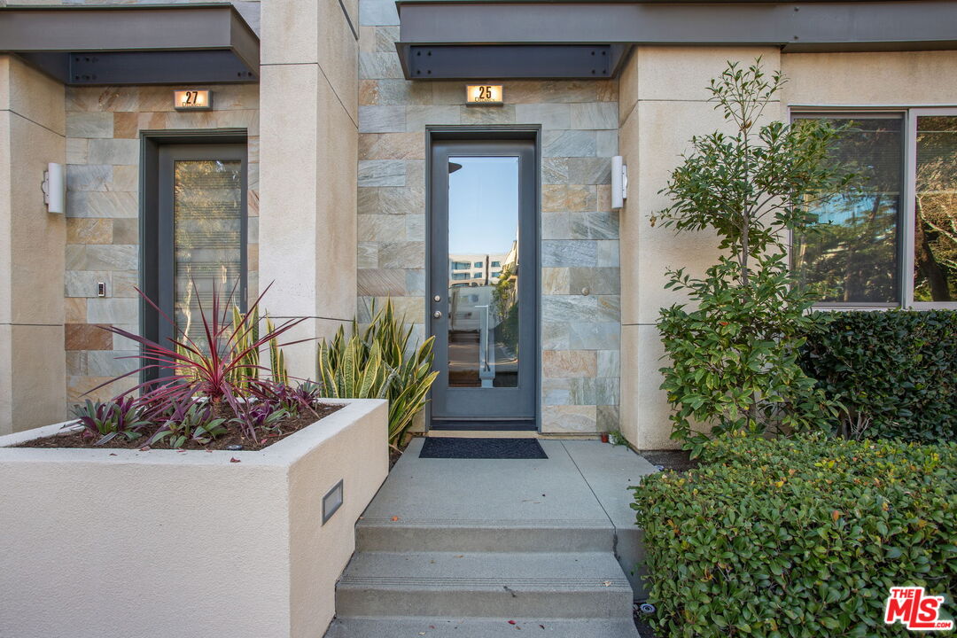 25 Delancy Irvine, CA 92612 - Photo 4 of 41 a view of a entryway