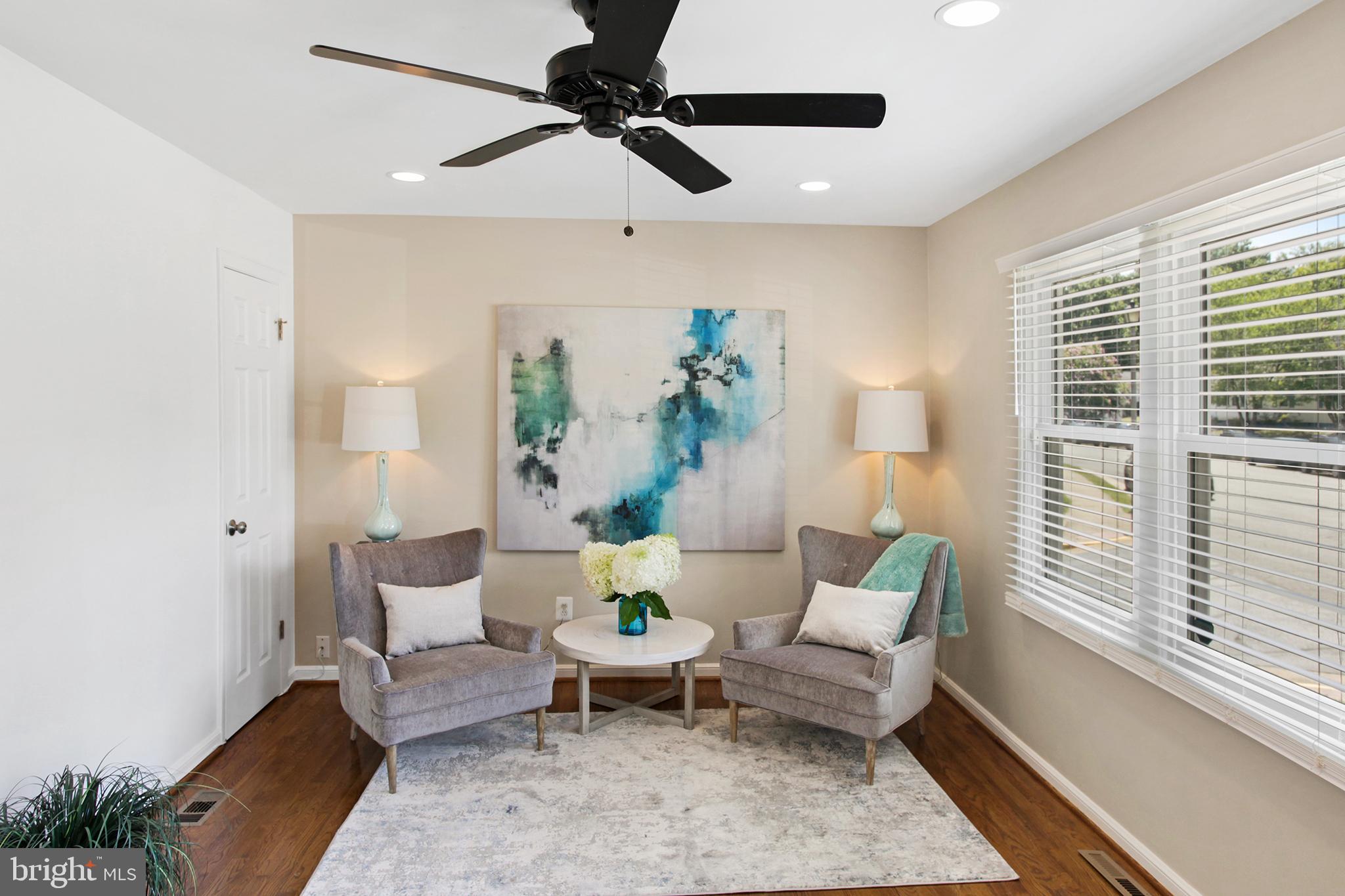 133 Oakview Drive Southeast Leesburg, VA 20175 - Photo 2 of 32 Main level living room
