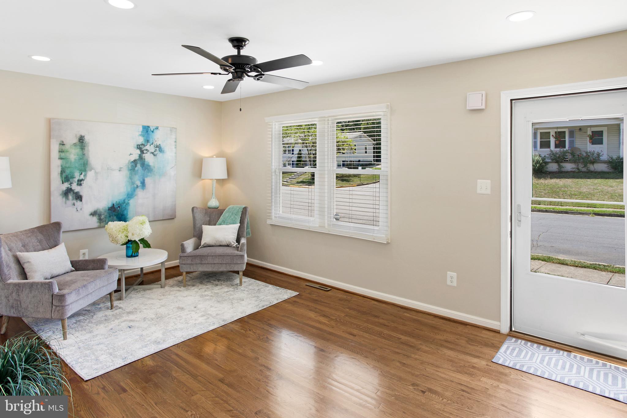 133 Oakview Drive Southeast Leesburg, VA 20175 - Photo 3 of 32 main level living room