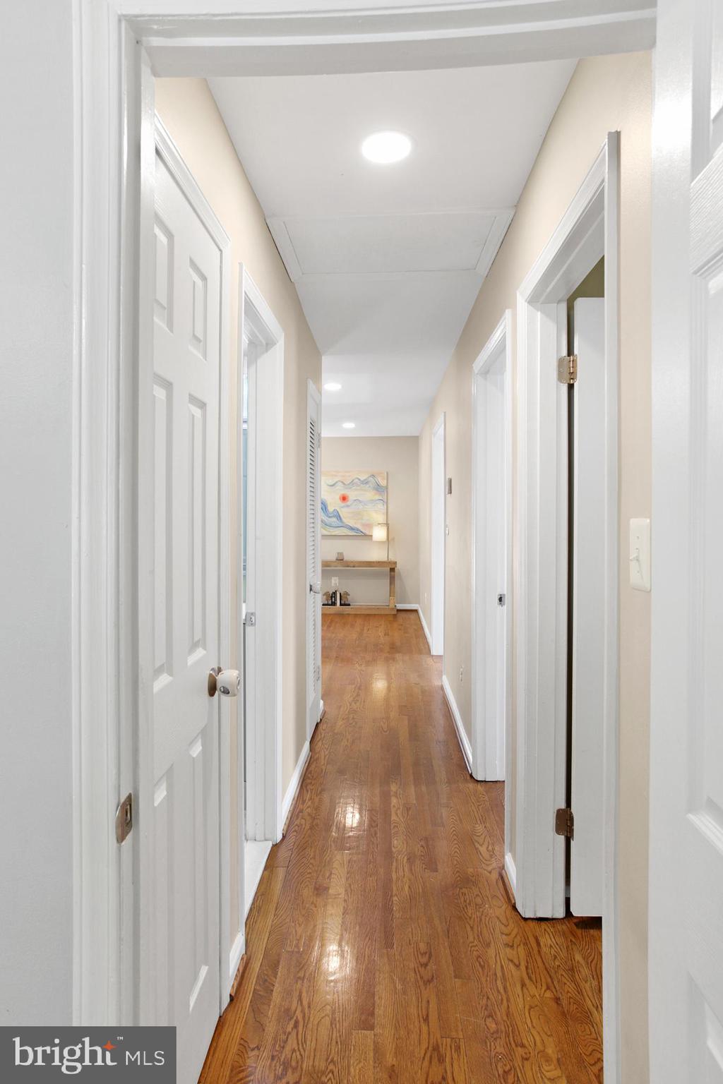 133 Oakview Drive Southeast Leesburg, VA 20175 - Photo 8 of 32 main level hallway looking toward kitchen