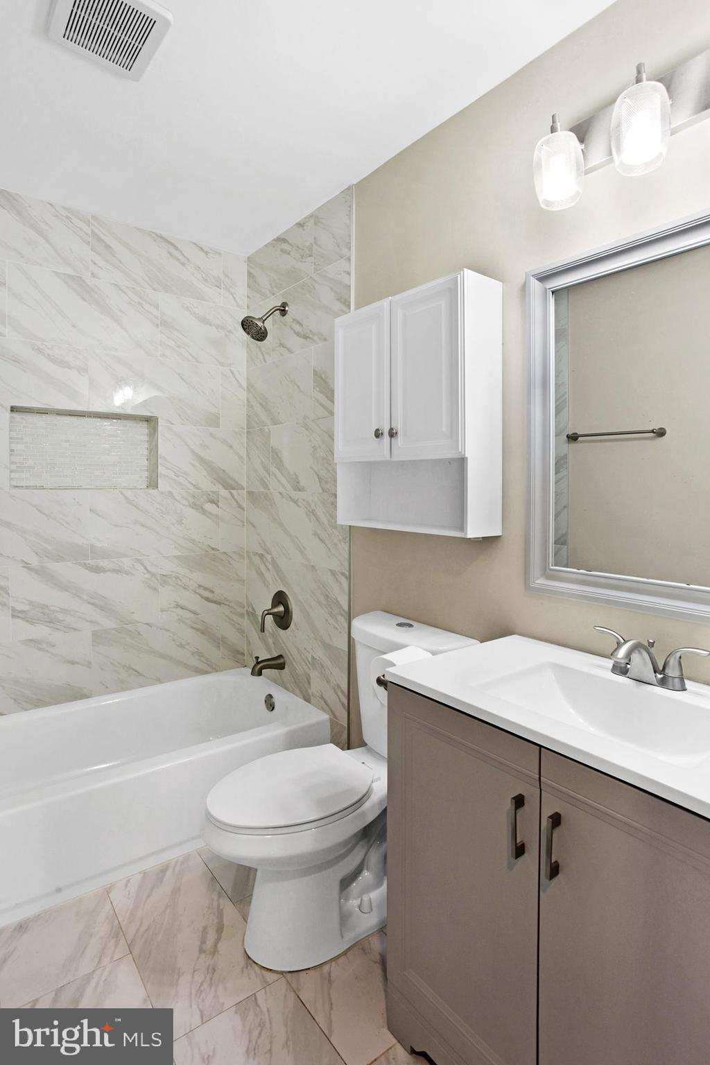 133 Oakview Drive Southeast Leesburg, VA 20175 - Photo 10 of 32 main level bathroom