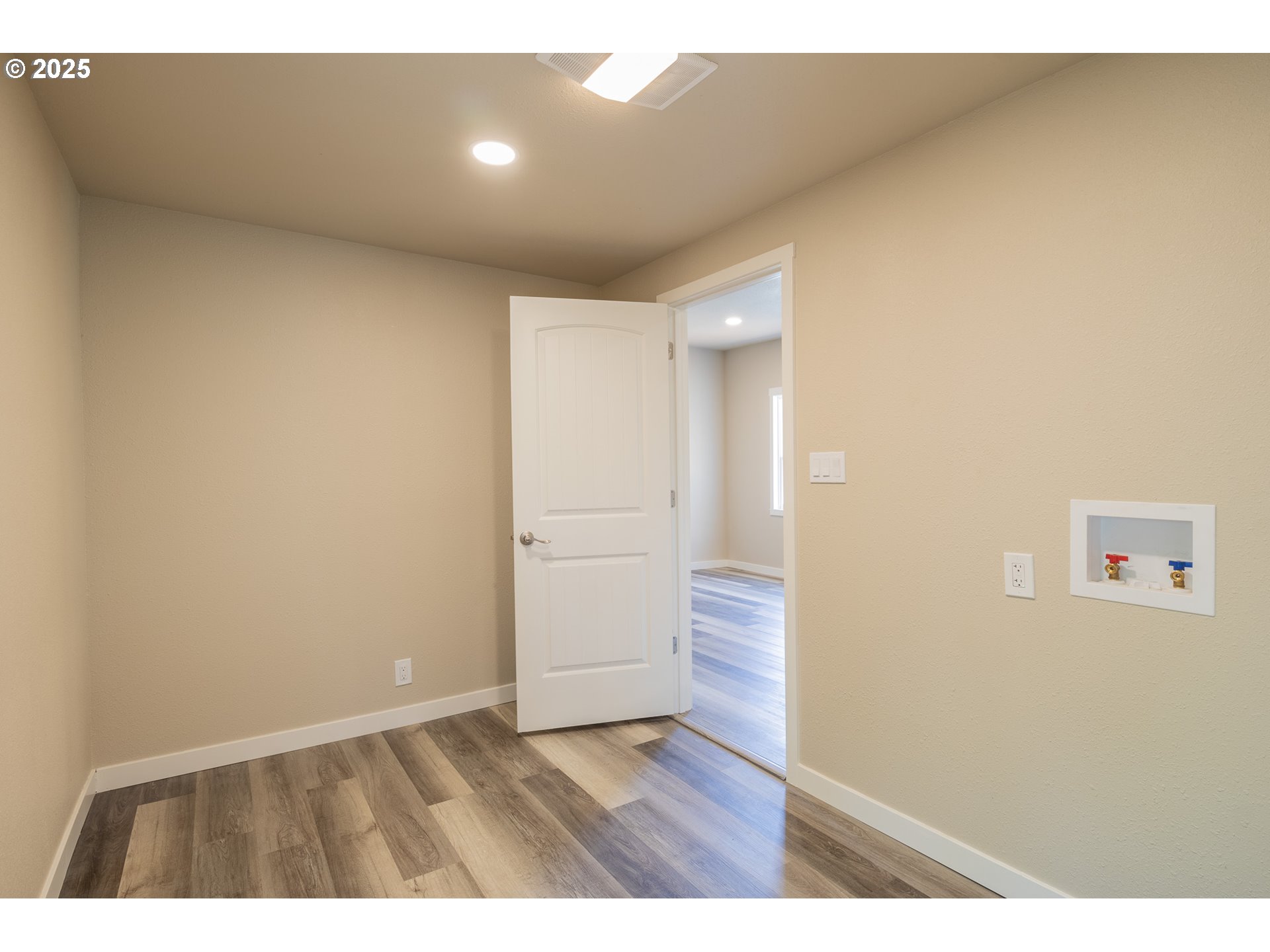 156 Cedar Street Yoncalla, OR 97499 - Photo 37 of 38 Laundry