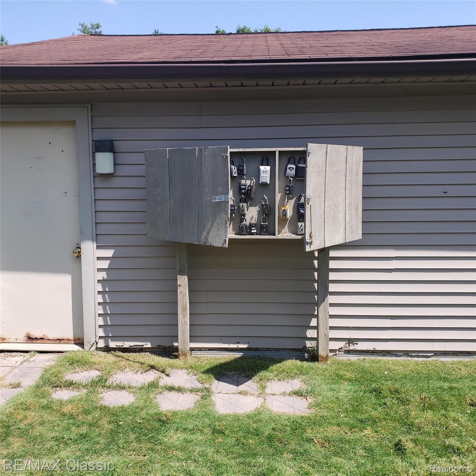 32005 West Twelve Mile Road, Unit 103 Farmington, MI 48334 - Photo 12 of 12 Where the lockbox is located.jpg