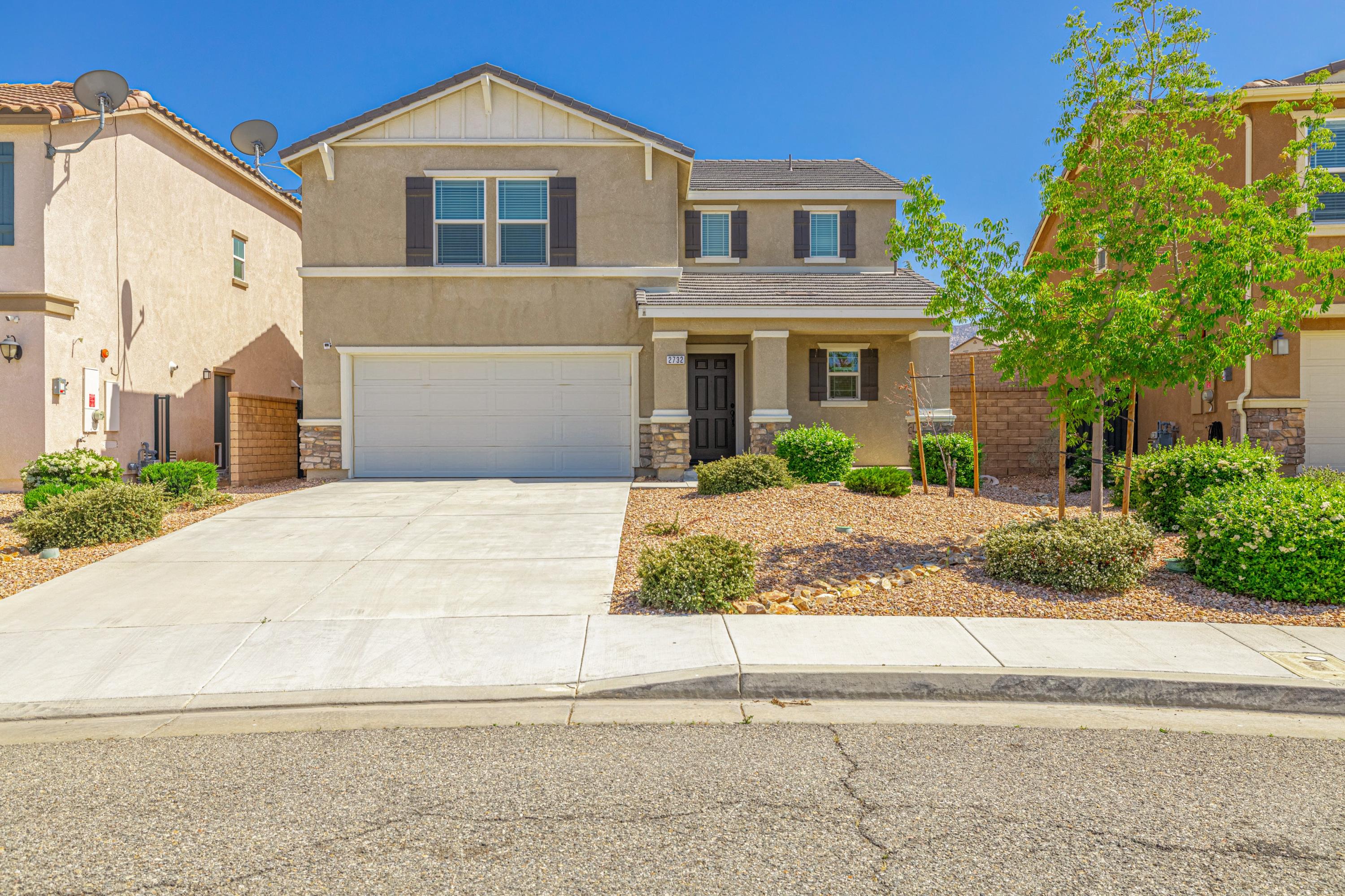 2732 Hemlock Road Palmdale, CA 93551 - Photo 2 of 42 a front view of a house with a yard