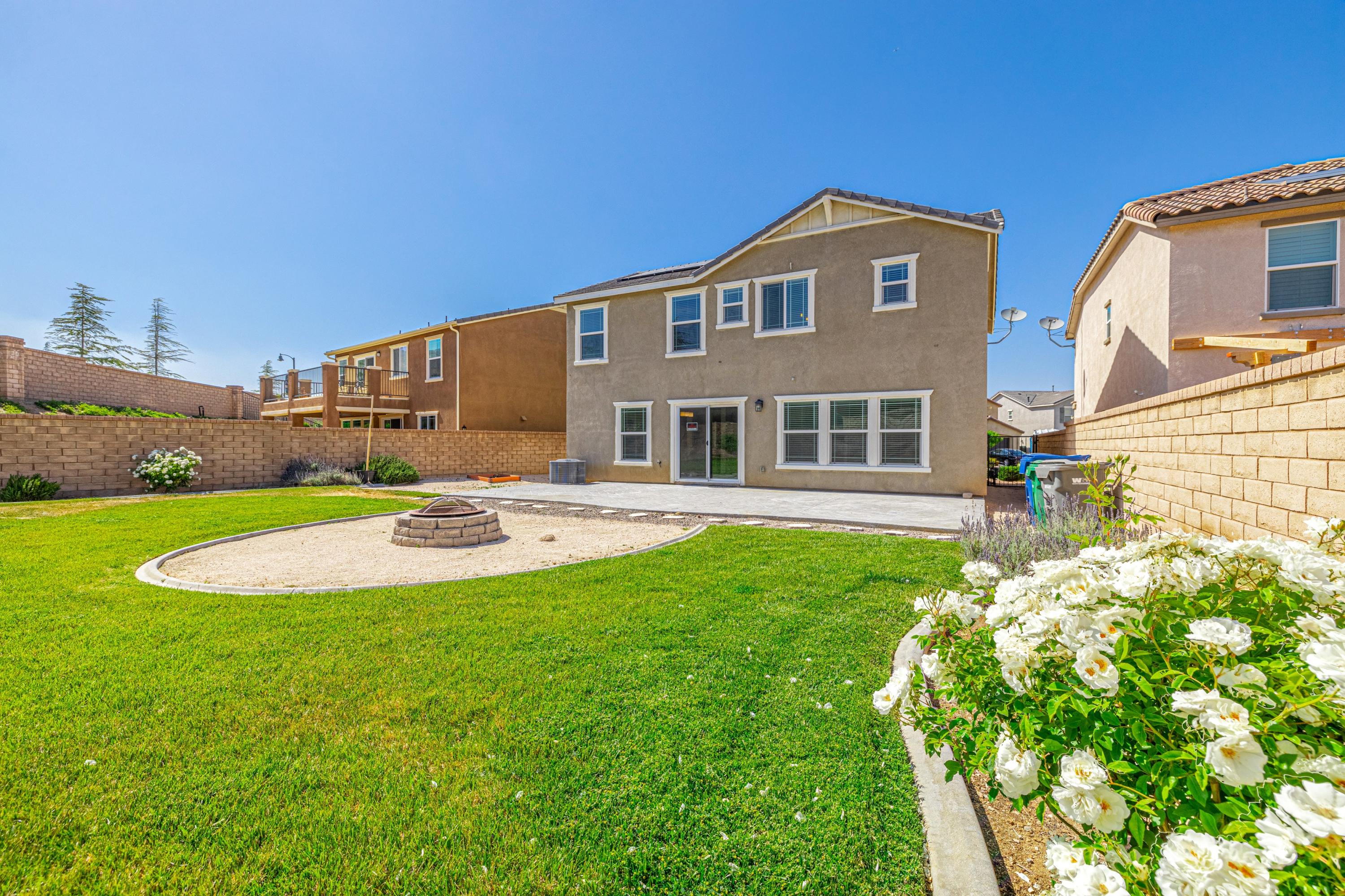 2732 Hemlock Road Palmdale, CA 93551 - Photo 31 of 42 a front view of a house with a yard