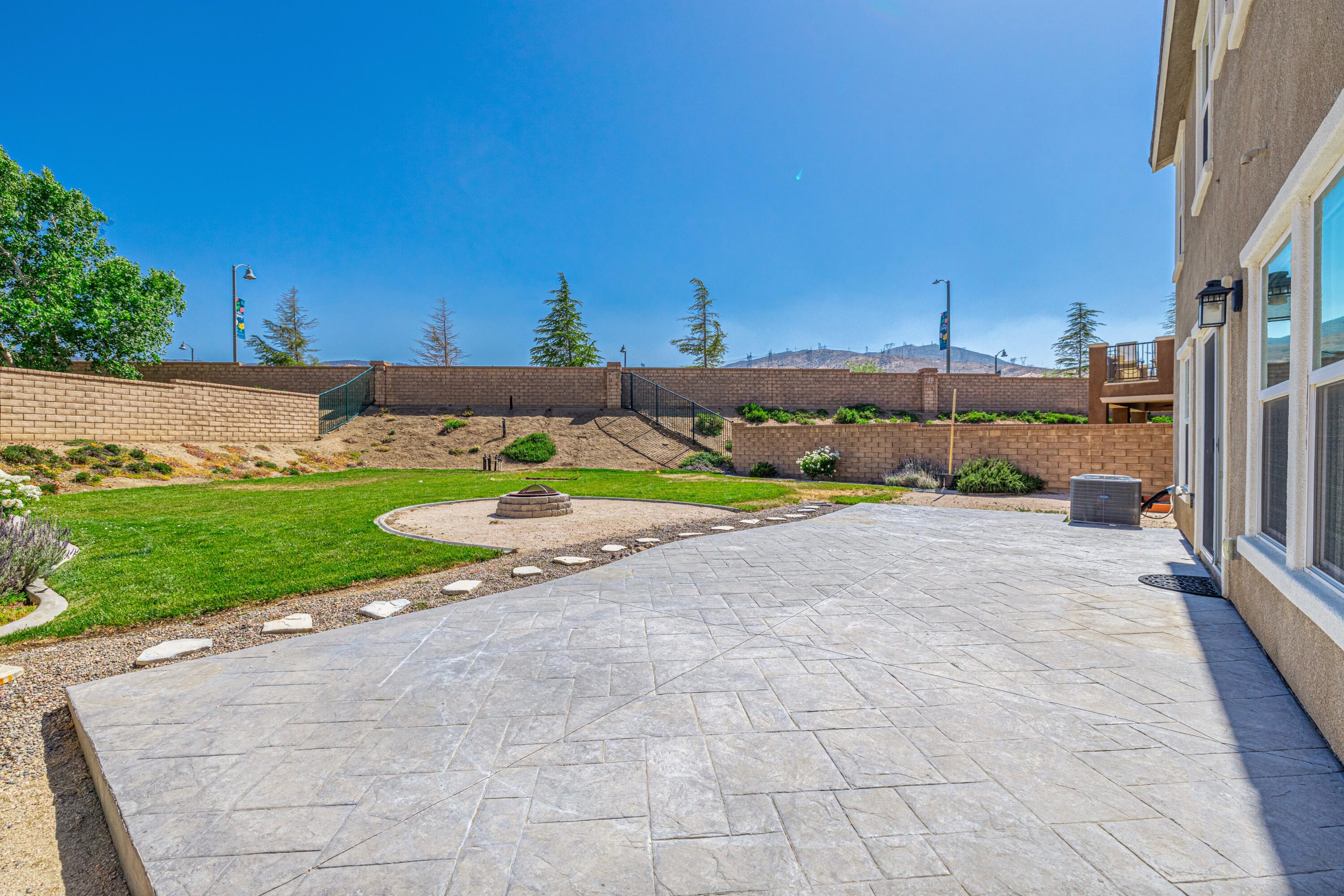 2732 Hemlock Road Palmdale, CA 93551 - Photo 33 of 42 a view of a yard with an outdoor space