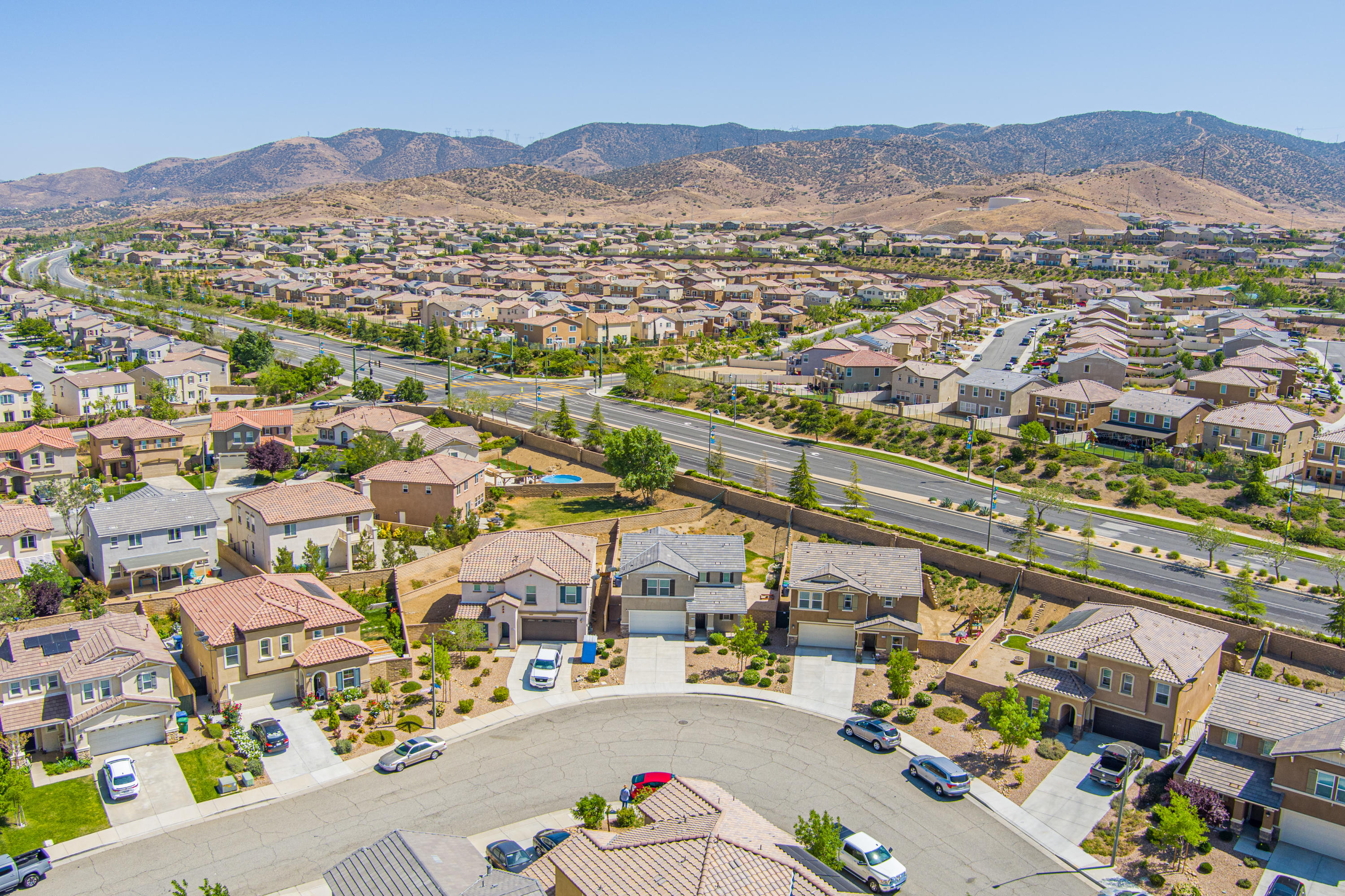 2732 Hemlock Road Palmdale, CA 93551 - Photo 40 of 42 an aerial view of residential houses and trees