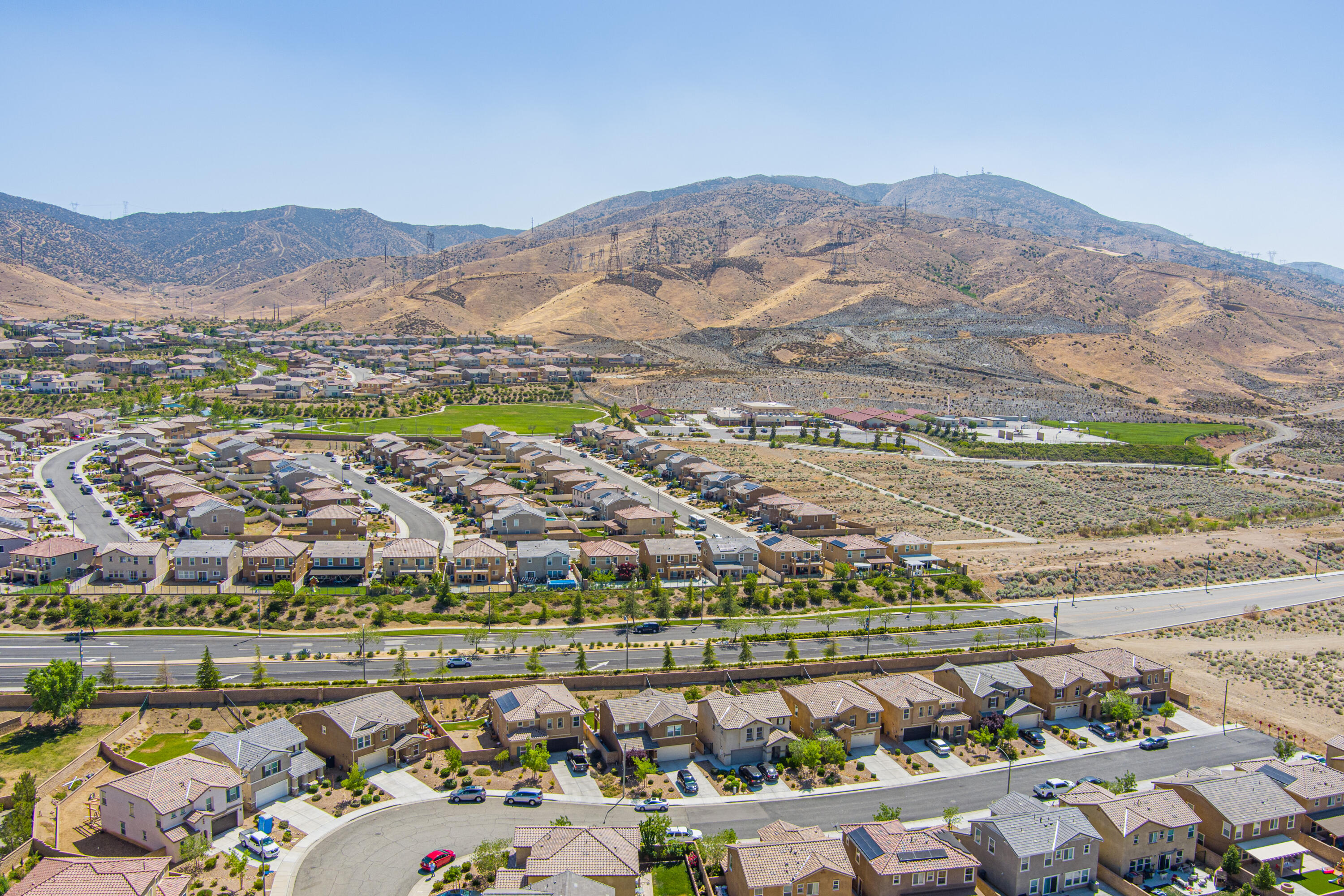 2732 Hemlock Road Palmdale, CA 93551 - Photo 41 of 42 a view of a city with a mountain