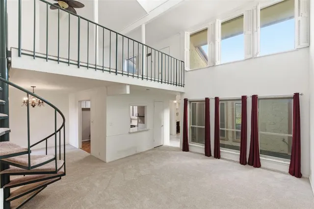 a view of an entryway with an entryway