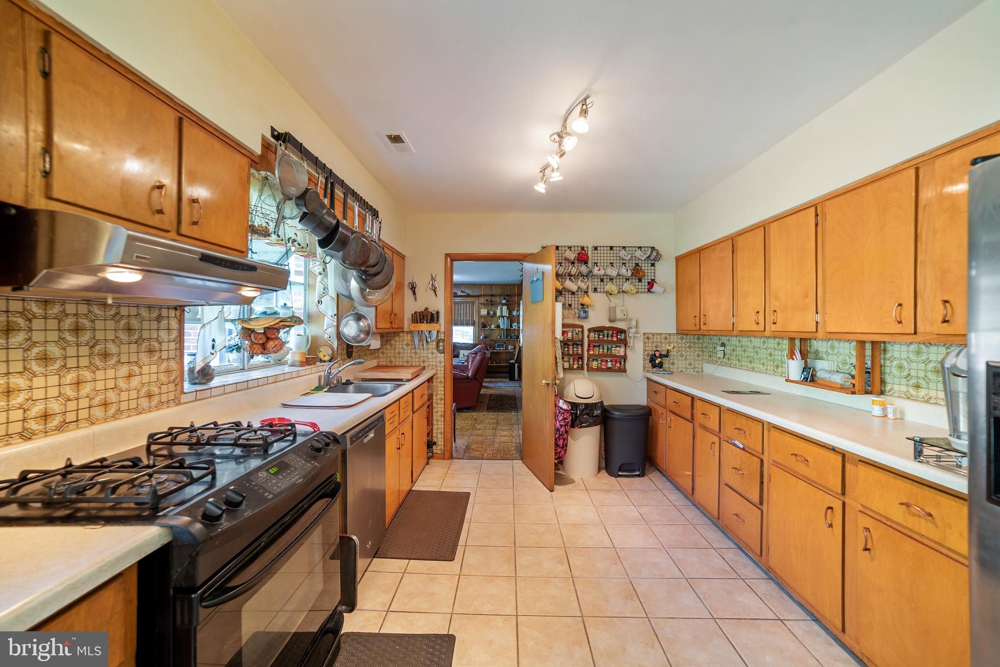 108 Hillside Road Baltimore, MD 21228 - Photo 3 of 36 Awesome kitchen with updated appliances