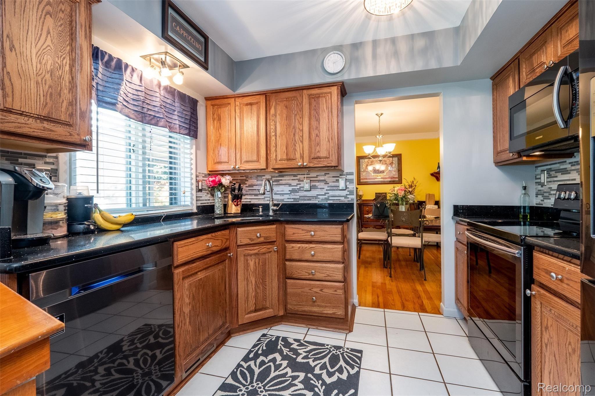 415 Red Oak Lane Rochester, MI 48307 - Photo 12 of 32 415 Red Oak Ln-12.jpg