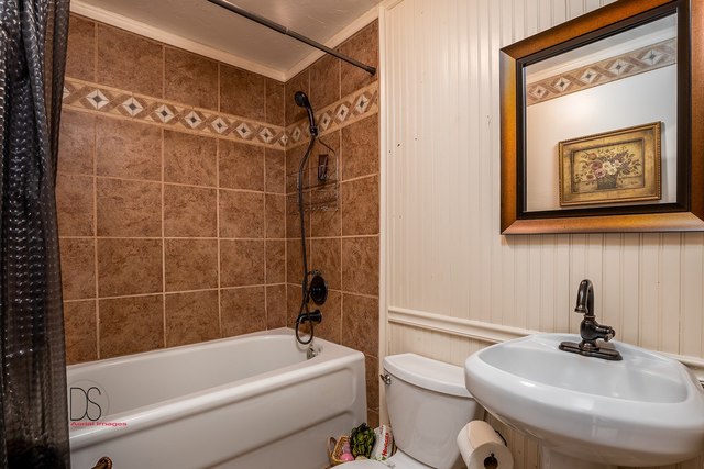 2983 East 1520th Road Ottawa, IL 61350 - Photo 18 of 21 a bathroom with a sink and a bathtub
