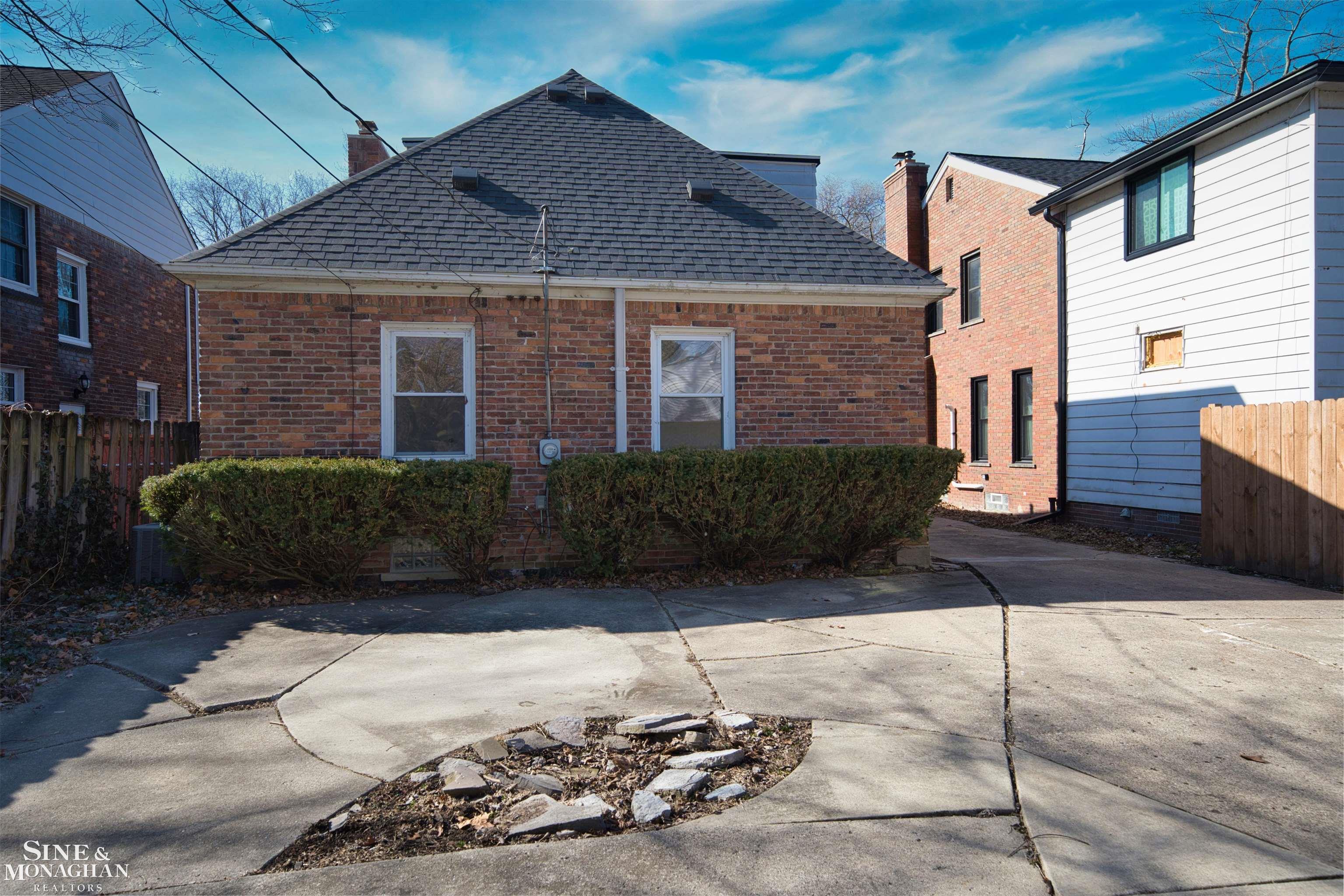 1448 Vernier Road Grosse Pointe, MI 48236 - Photo 5 of 27 50169061-286f6647-9cc2-41ba-888c-39db669d4363.JPG
