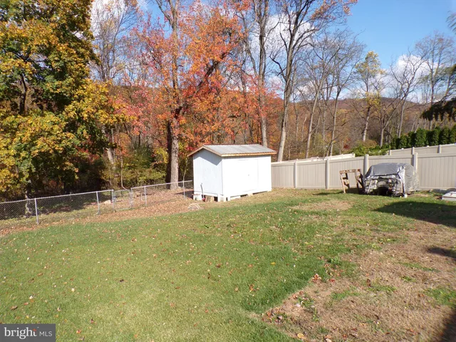 a view of a backyard