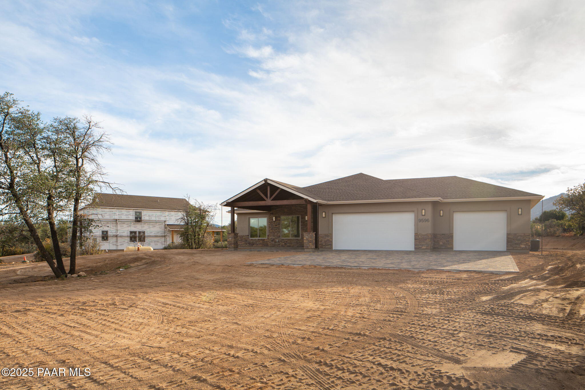 9596 North Bridle Ridge Road Prescott, AZ 86305 - Photo 4 of 58 a front view of a house with a yard