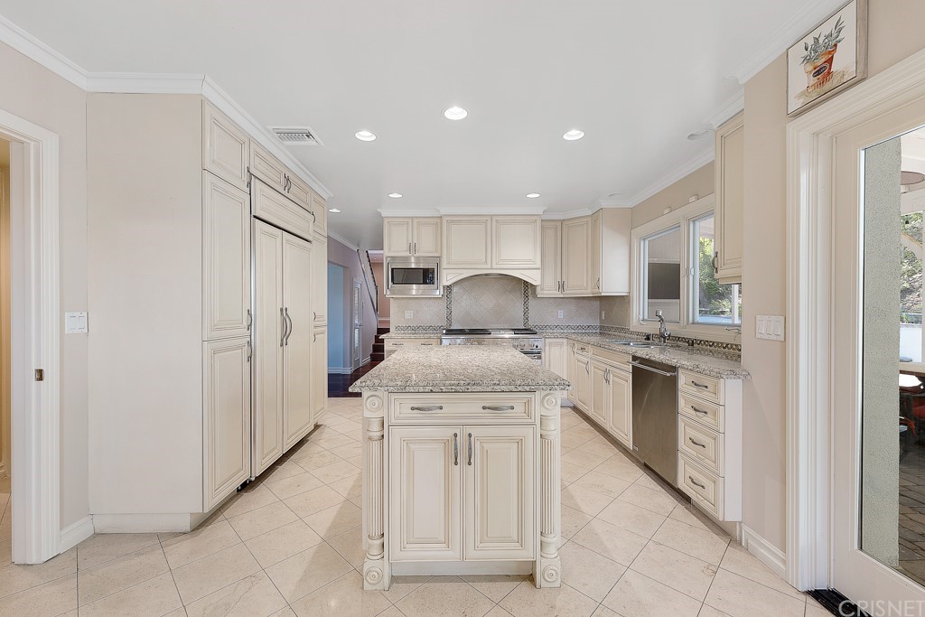 17232 Quesan Place Encino, CA 91316 - Photo 13 of 55