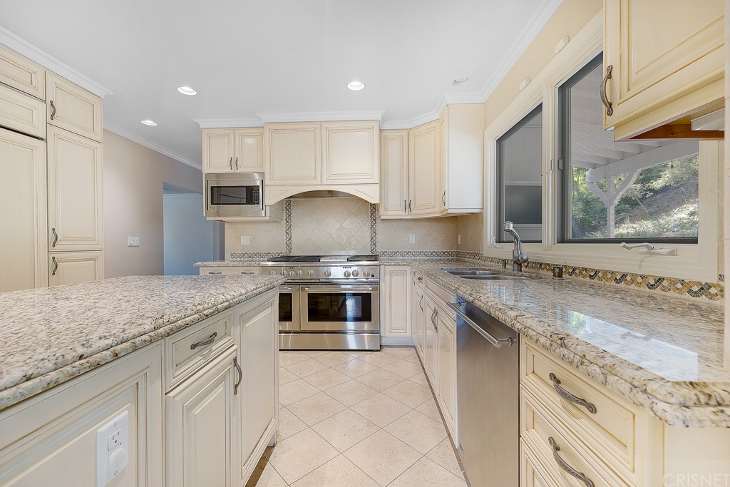 17232 Quesan Place Encino, CA 91316 - Photo 15 of 55