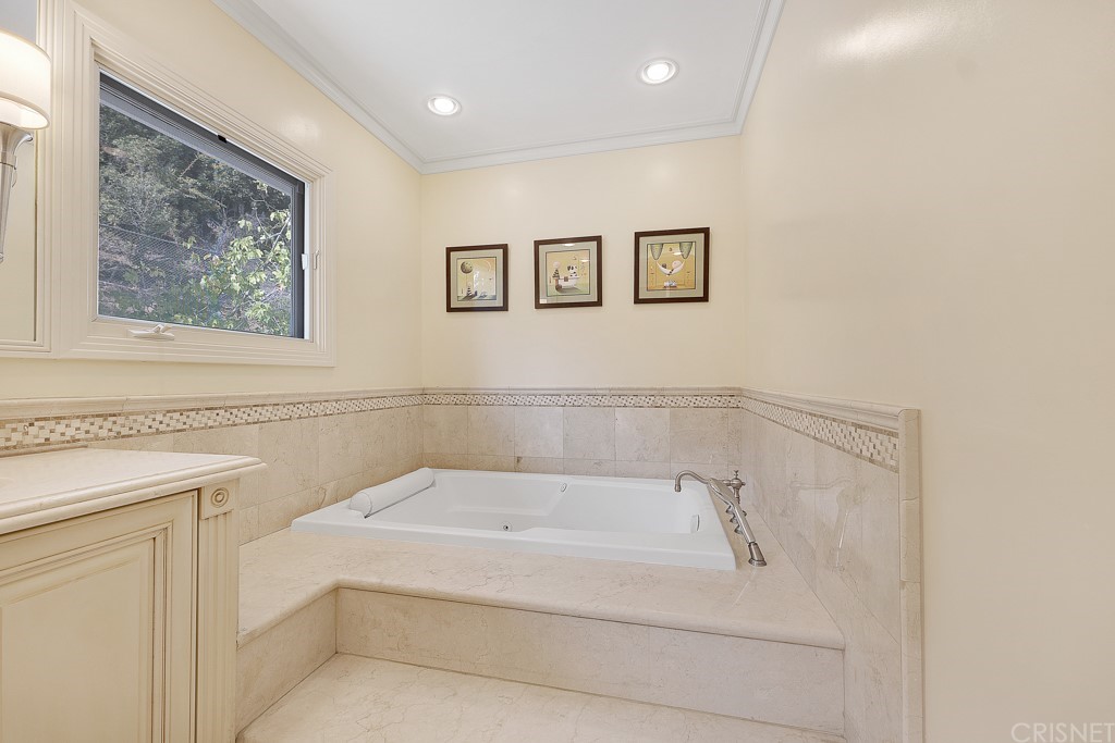 17232 Quesan Place Encino, CA 91316 - Photo 29 of 55