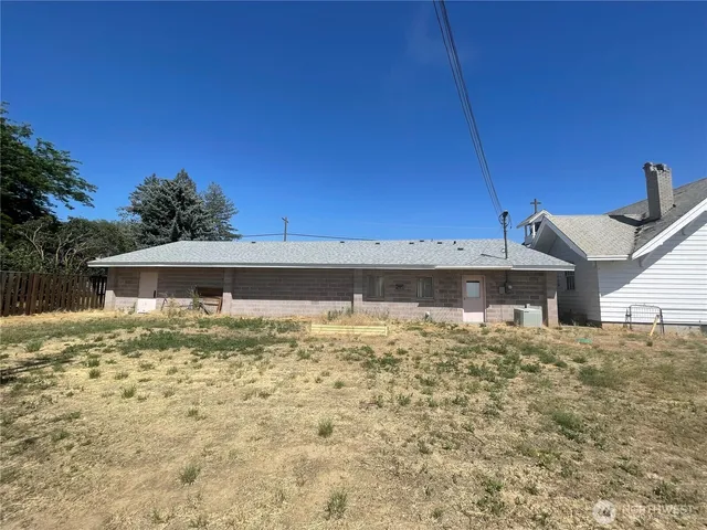 a view of a yard along with trees
