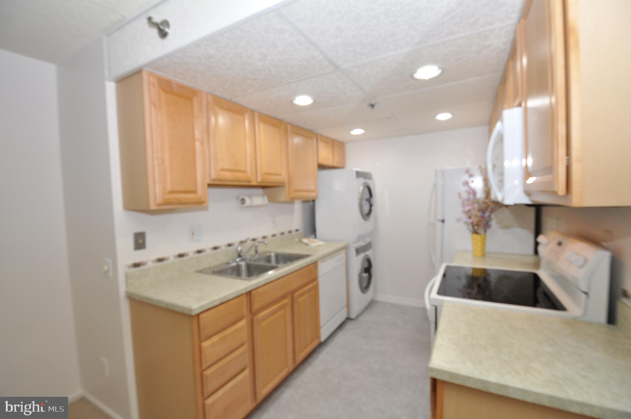 5911 Edsall Road, Unit 403 Alexandria, VA 22304 - Photo 6 of 29 a kitchen that has a sink and a stove in it