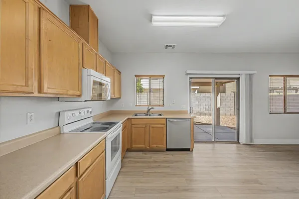 $1,900 | 7042 West Mercer Lane, Peoria, AZ 85345