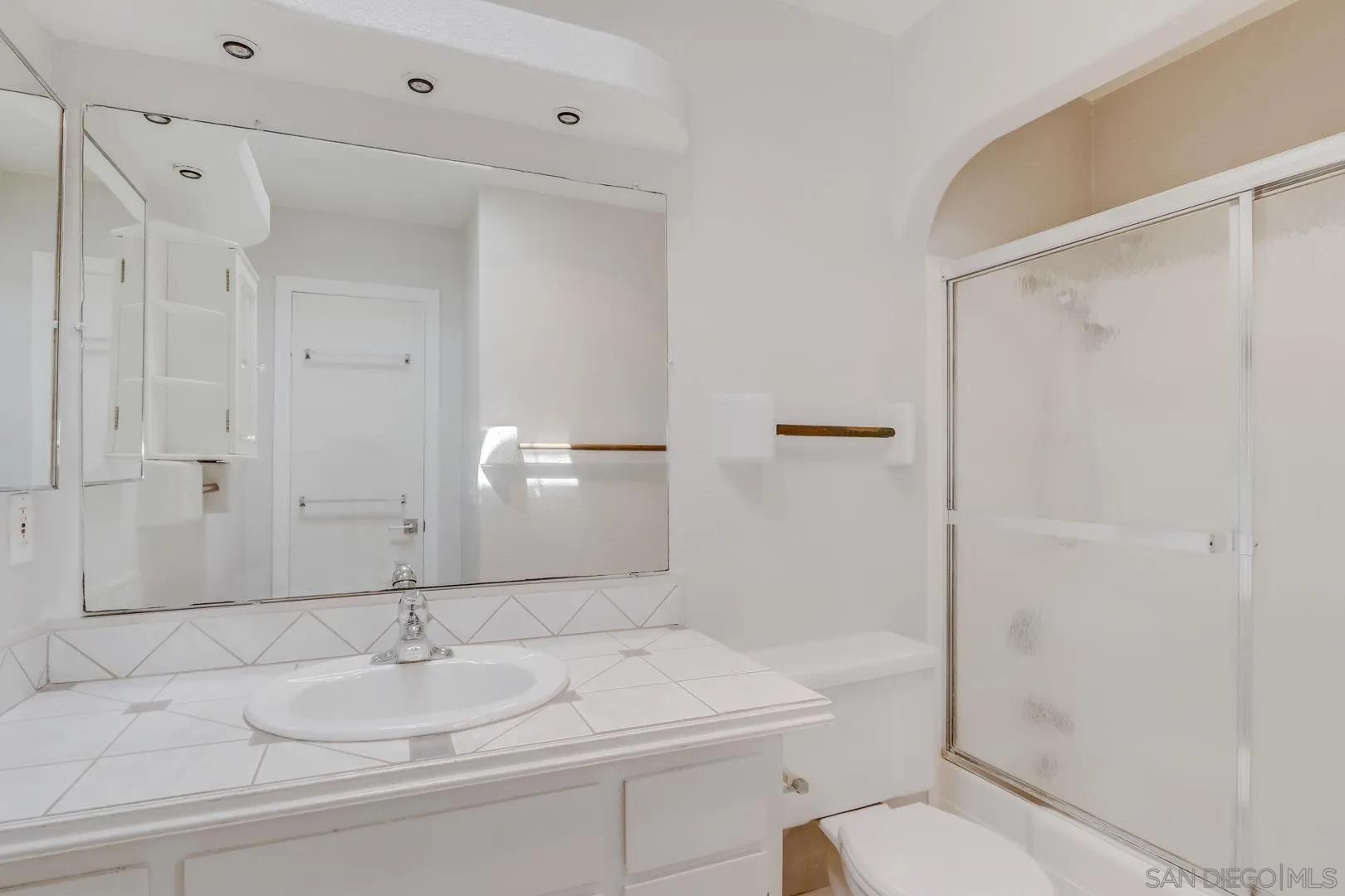 407 Requeza Street, Unit E11 Encinitas, CA 92024 - Photo 6 of 19 Gallery Image 6
