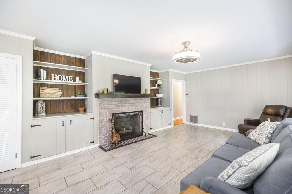 129 South 7th Street Cochran, GA 31014 - Photo 6 of 54 Designed for everyday living with an open and inviting feel.