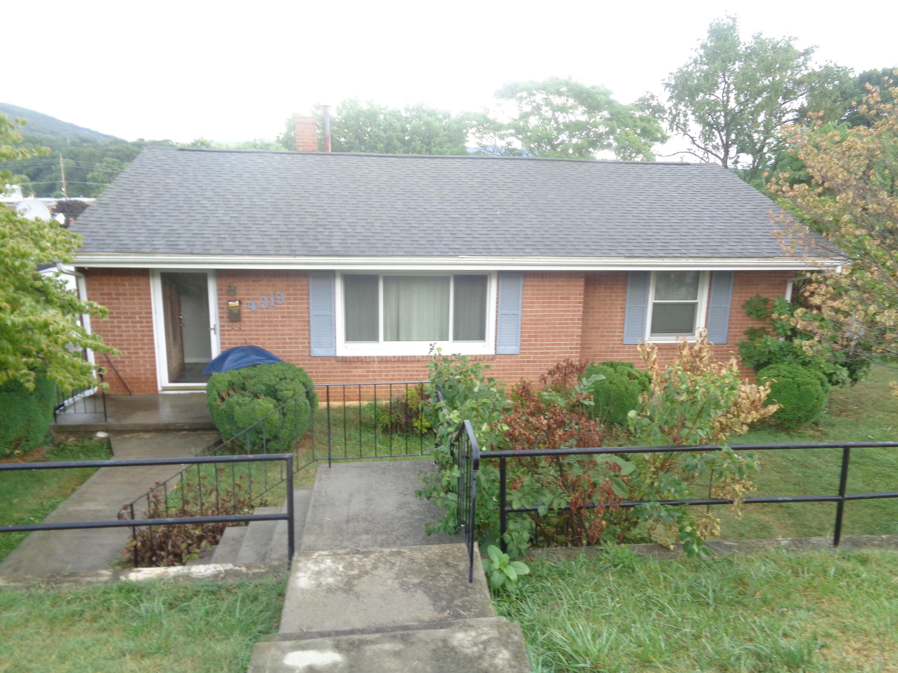 4319 Oliver Road Northeast Roanoke, VA 24012 - Photo 1 of 10 front