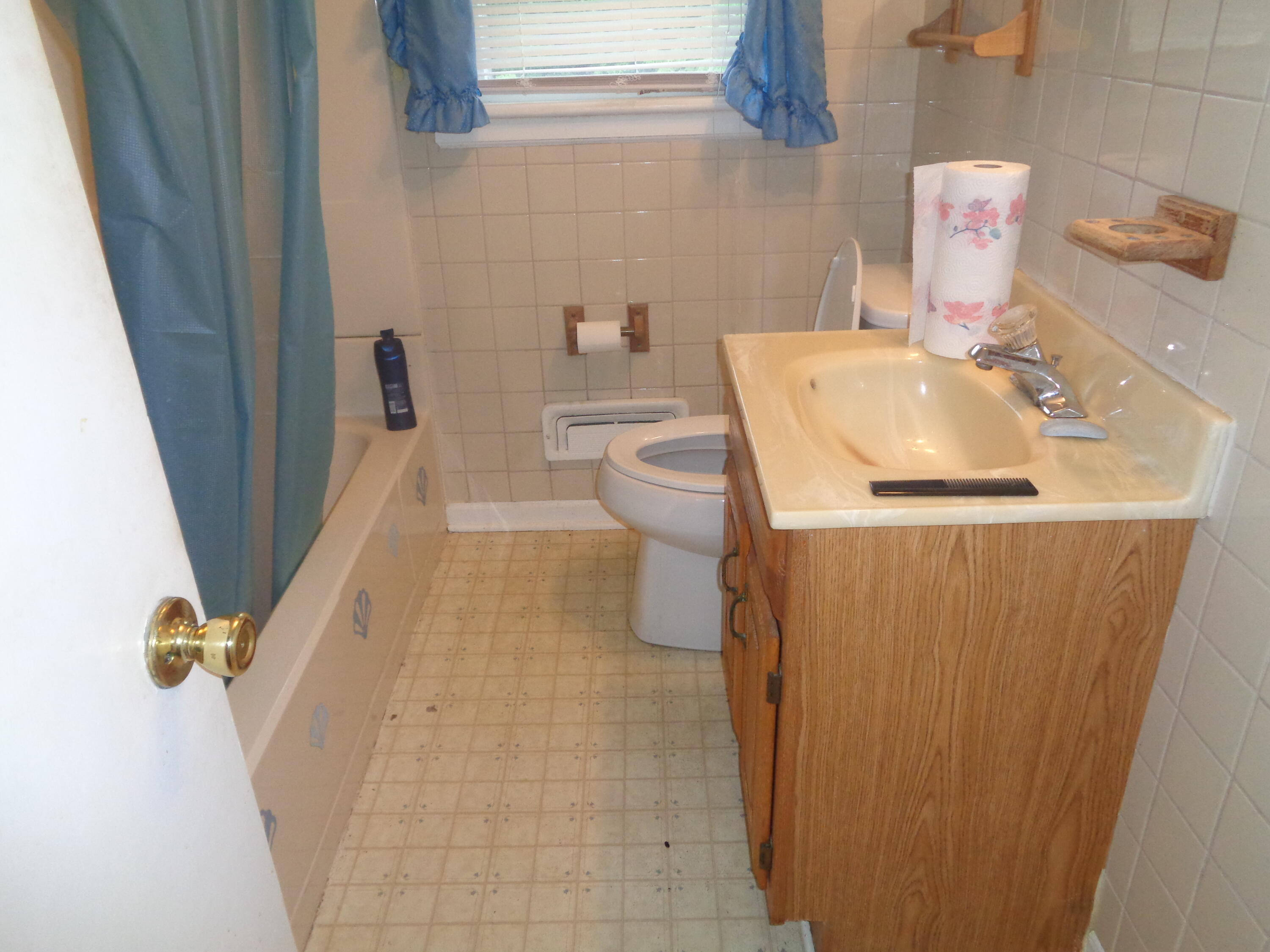 4319 Oliver Road Northeast Roanoke, VA 24012 - Photo 2 of 10 bath