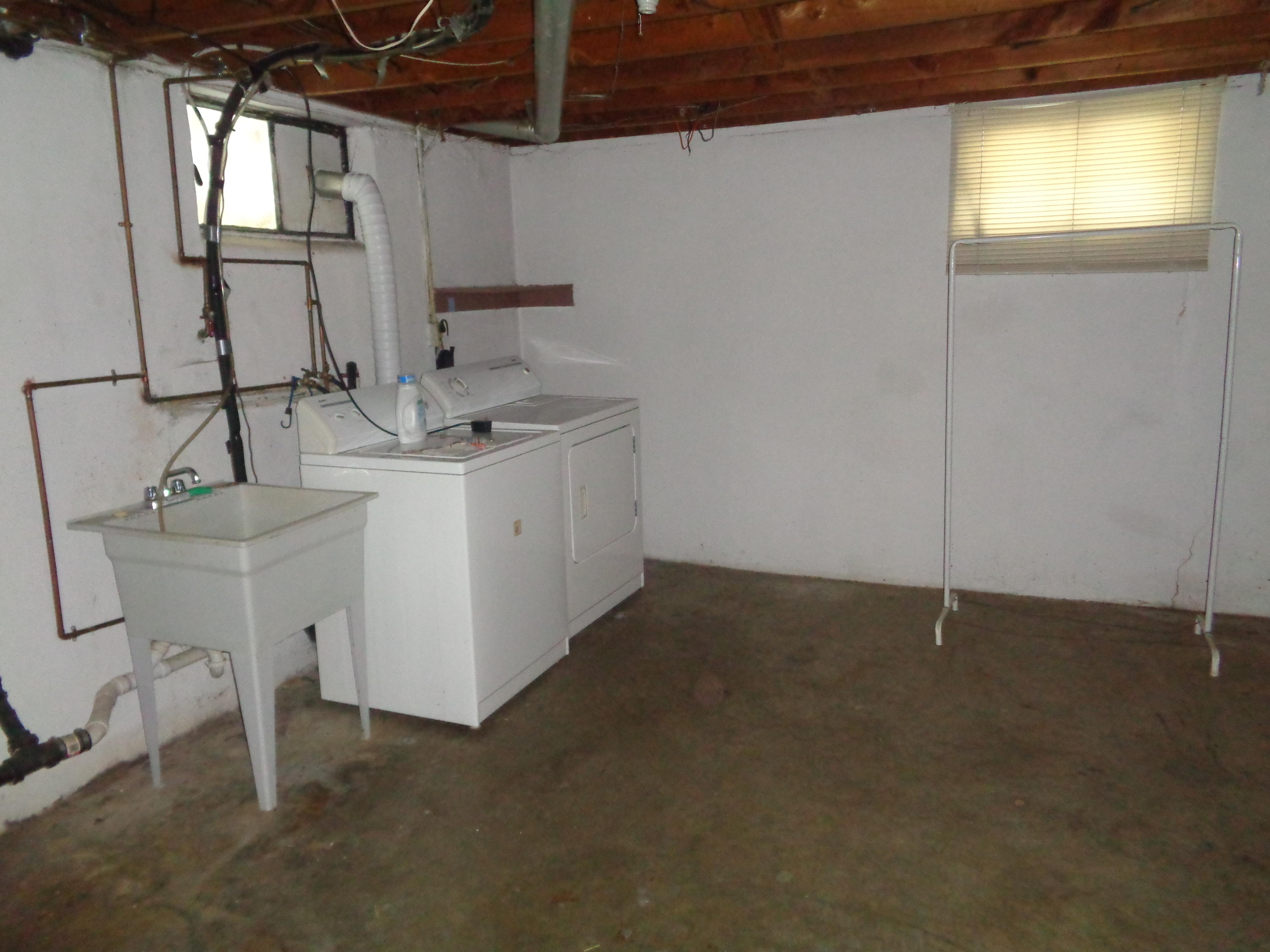 4319 Oliver Road Northeast Roanoke, VA 24012 - Photo 8 of 10 laundry