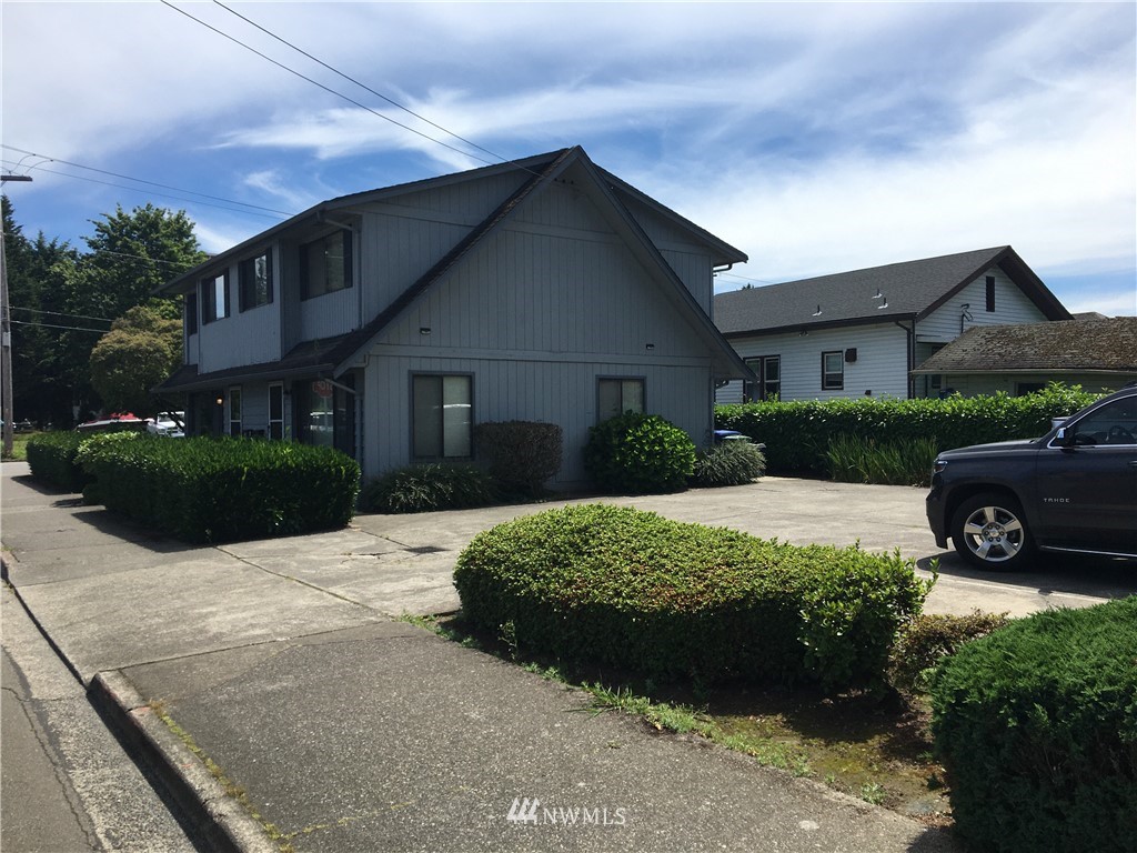 513-515 South Tobin Street Renton, WA 98057 - Photo 4 of 21 a front view of a house with a garden