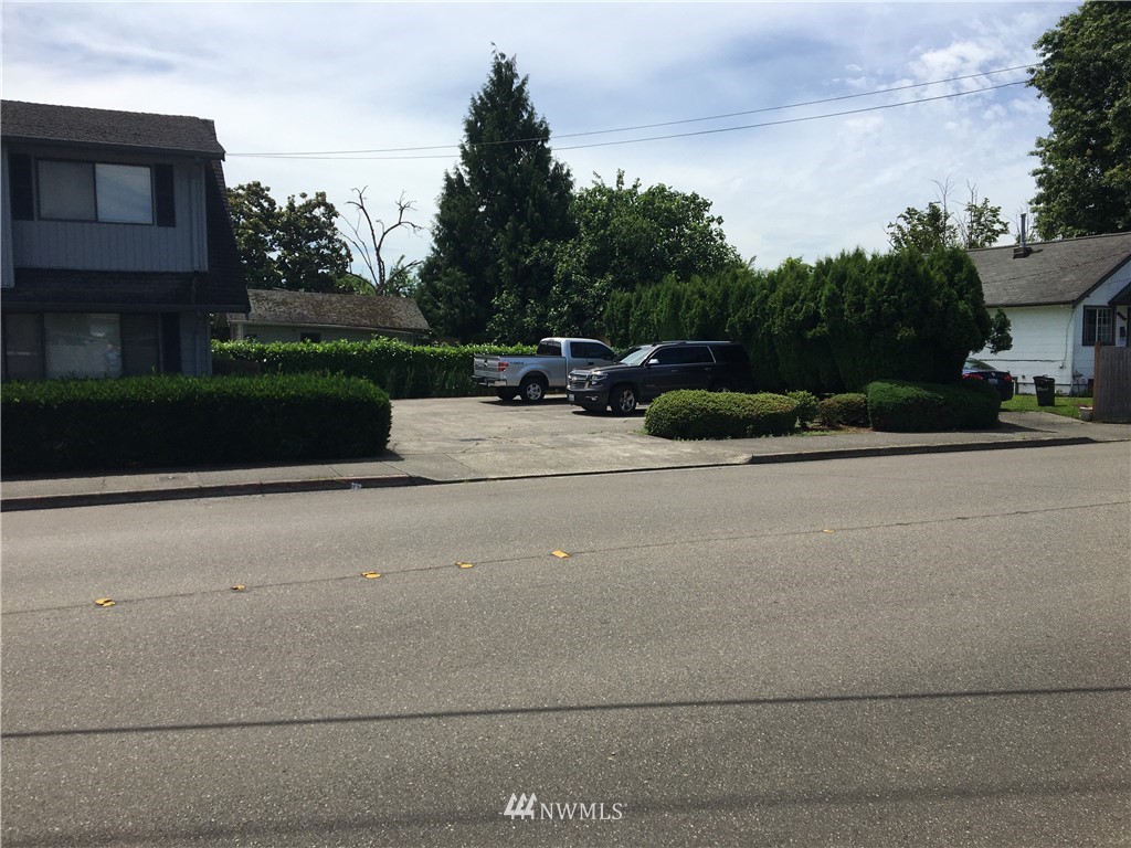 513-515 South Tobin Street Renton, WA 98057 - Photo 5 of 21 a car parked on the side of the road