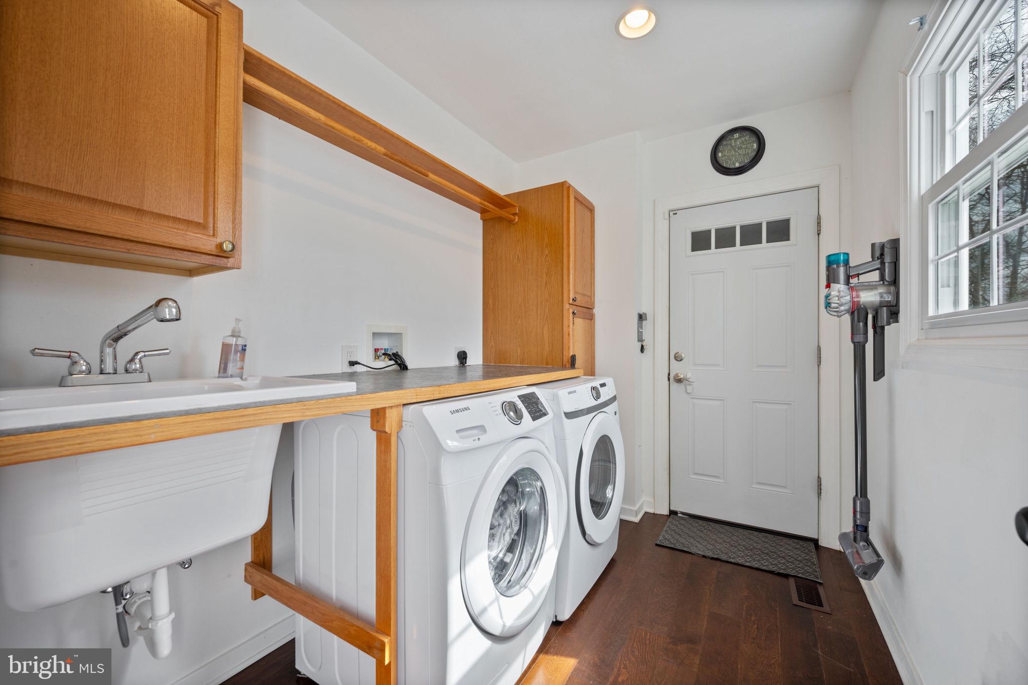 645 Ridgefield Court Glen Burnie, MD 21061 - Photo 16 of 62 a utility room with dryer and washer